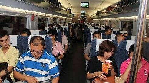 媒体眼中的高铁挡门与地铁骂人现象，社会观察与反思