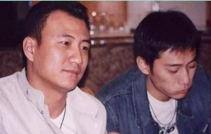 大哥往哪儿一站就是照相机