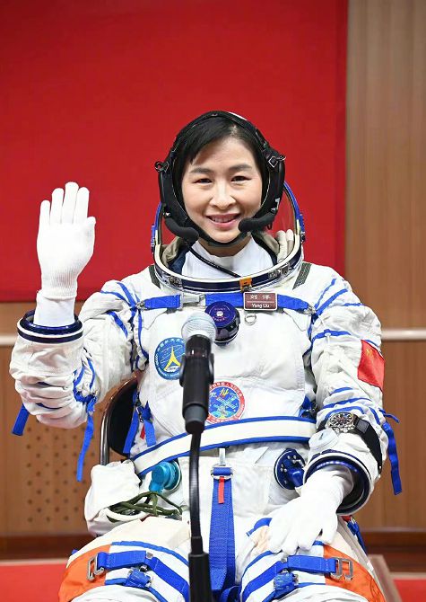 神二十发射时，航天员母亲的深情与不舍——抹泪不敢看的瞬间