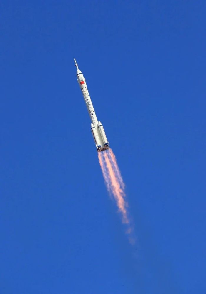 雷达记录下航班为神舟二十号让路，星际之旅的尊贵礼遇