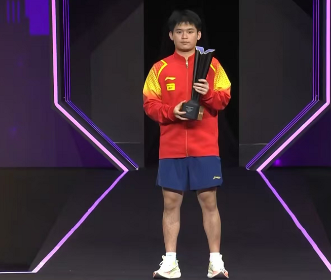 孙颖莎当颁奖嘉宾了，荣耀时刻，乒坛新星闪耀