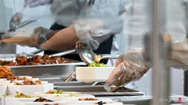 游客挤满荣昌政府食堂，碗都不够用——一场意料之外的盛宴挑战
