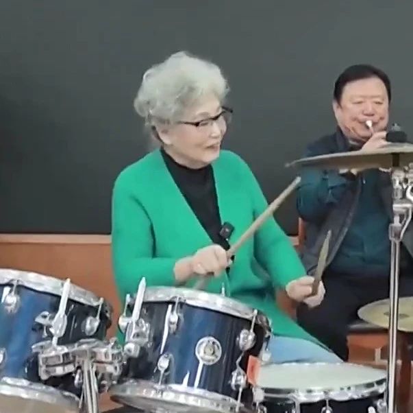 70岁奶奶打架子鼓，热血青春再次点燃！