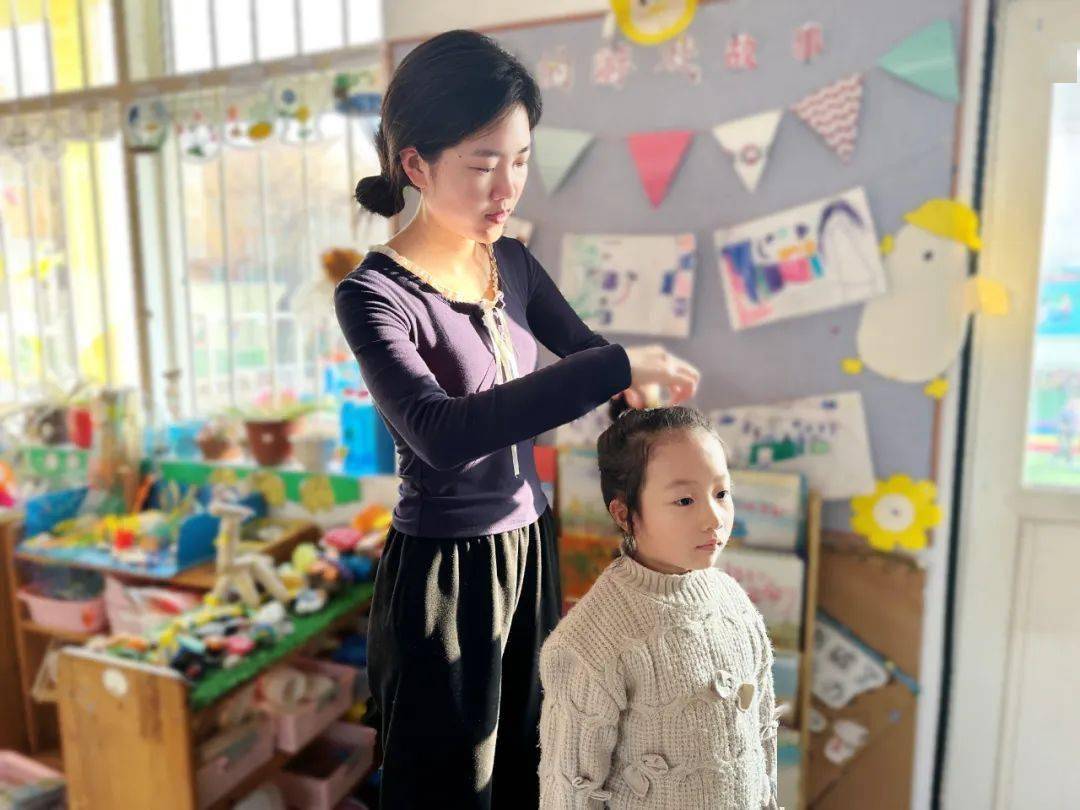 老师给我梳头发的小故事