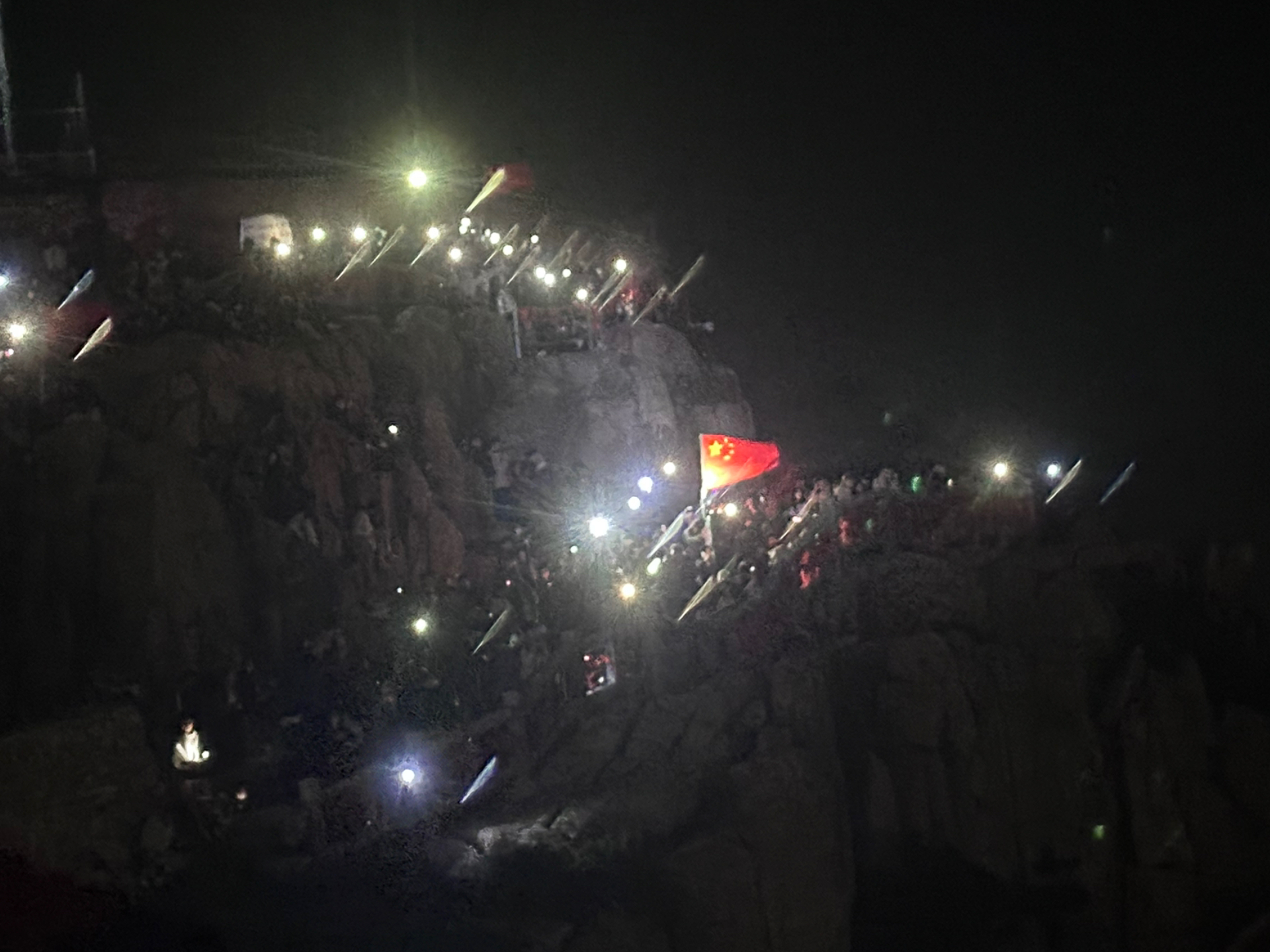 凌晨启程，泰山之巅的壮丽之旅