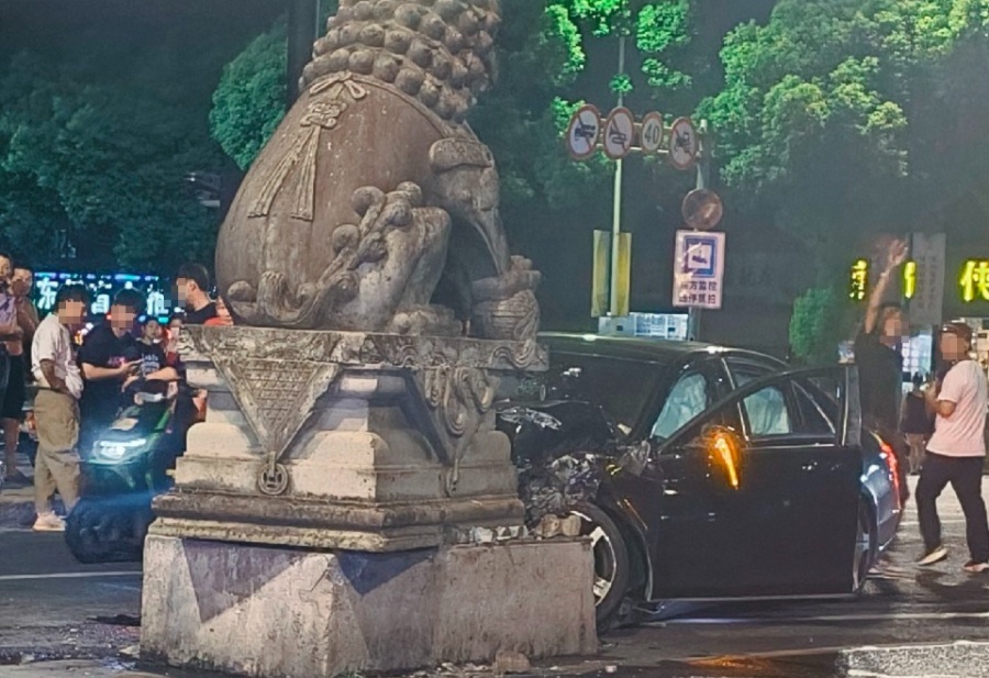 车主撞毁百年石狮事件深度解析
