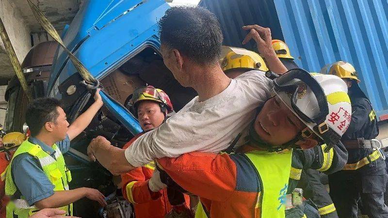 镇干部英勇无畏，火海中徒手掰车门救人