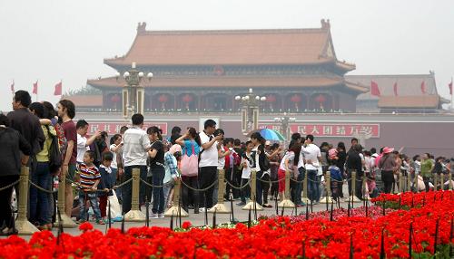 五一假期天安门广场游人如织
