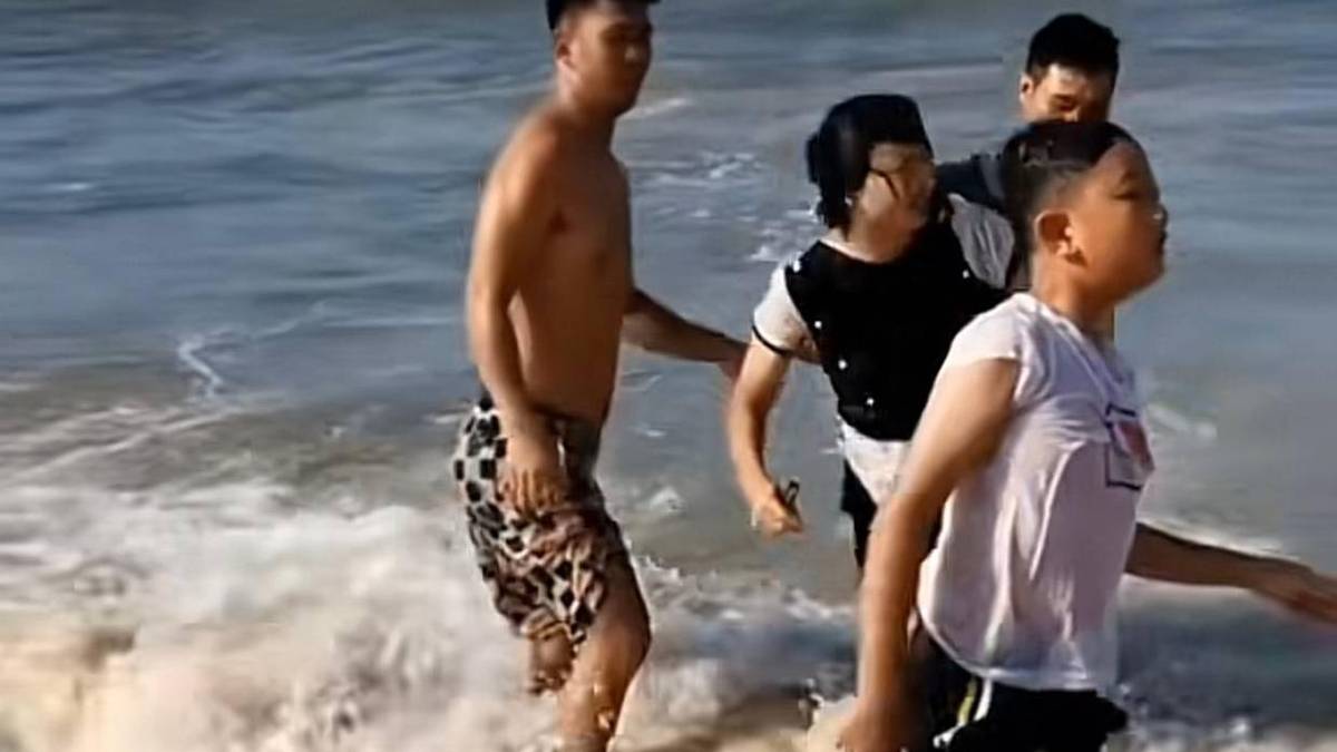 男子海边与孩子失散，急到扇自己巴掌——人间最真挚的父爱瞬间
