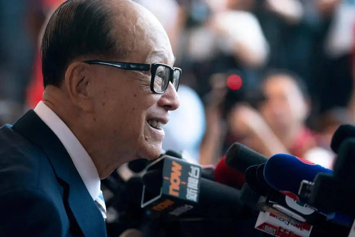 94岁李嘉诚罕见露面，岁月传奇的商业巨擘