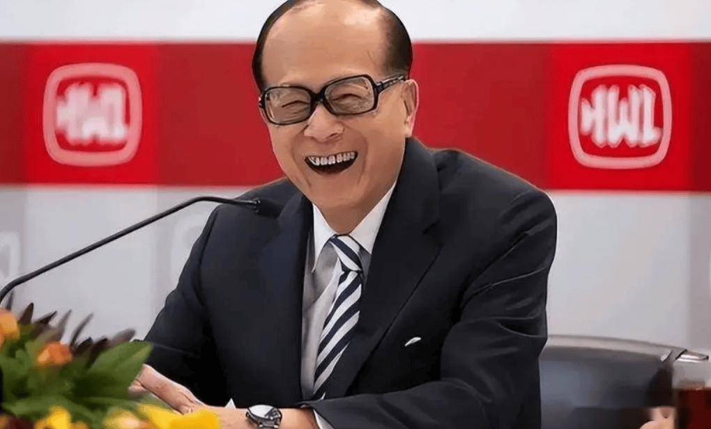 94岁李嘉诚罕见露面，岁月传奇的商业巨擘