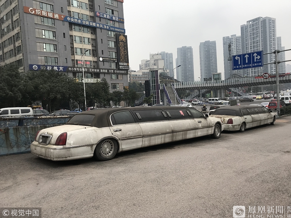 9米长林肯车堵瘫网红公路