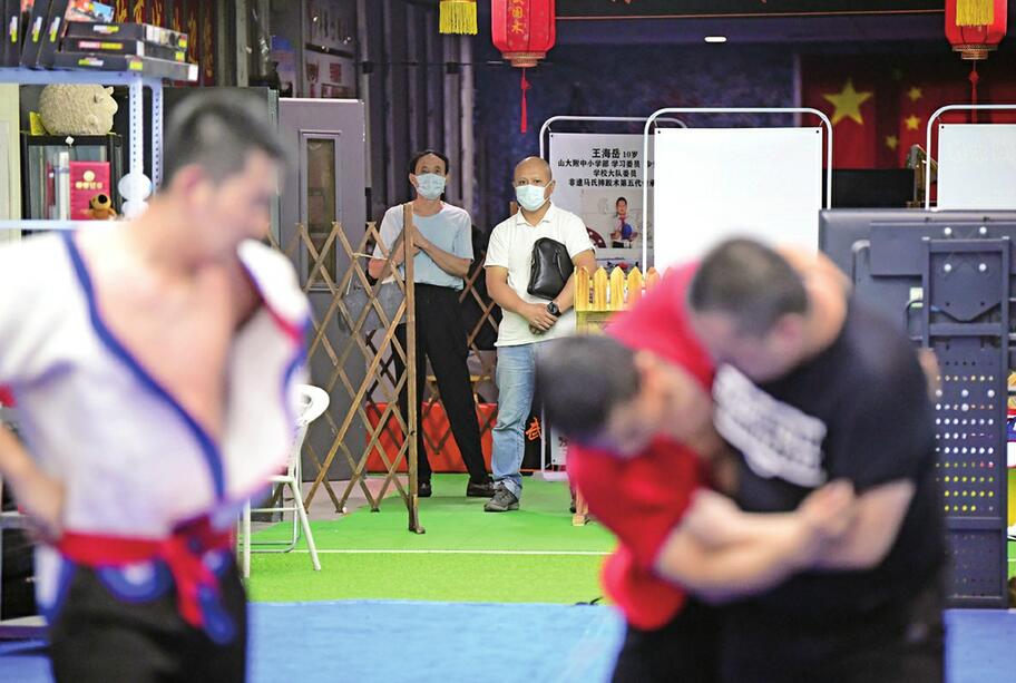 西班牙游客在济南民间跤场切磋——跨文化交流的精彩瞬间