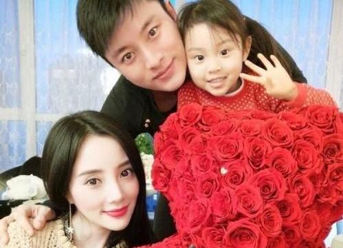 贾乃亮全家出游，传闻与李小璐复合，真相究竟如何？