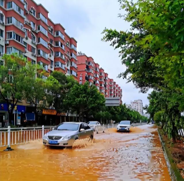 重庆各地气象台连发8个预警，警惕天气风险，保障安全出行