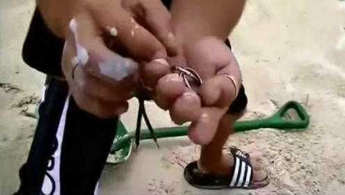 沙滩上的奇遇，女子20分钟捡钉子的奇妙经历