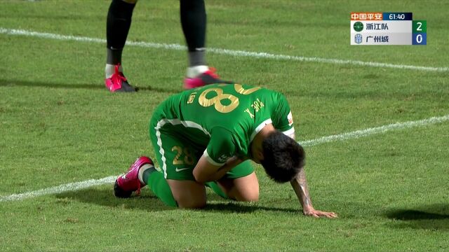 球员抄凳子泄愤被拦，赛场内外的反思与启示