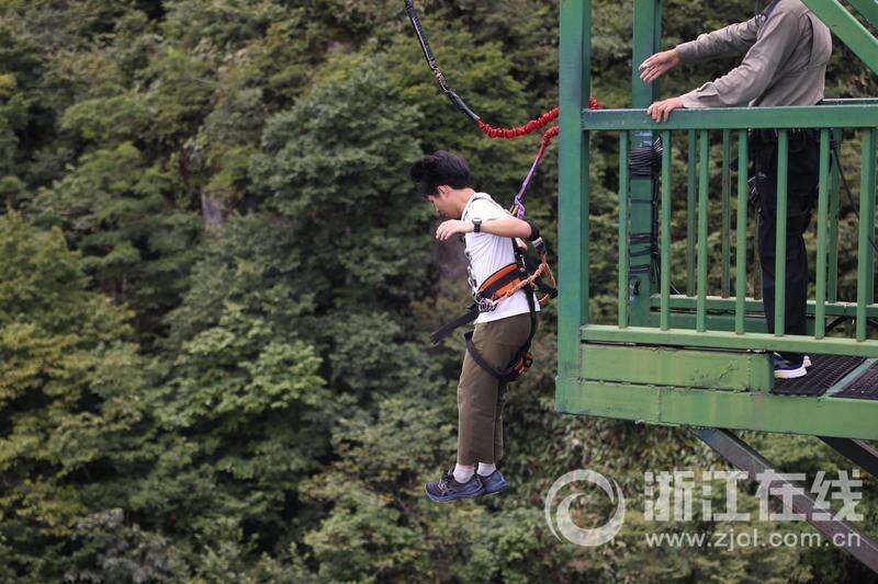 景区推出窝囊版蹦极爆火