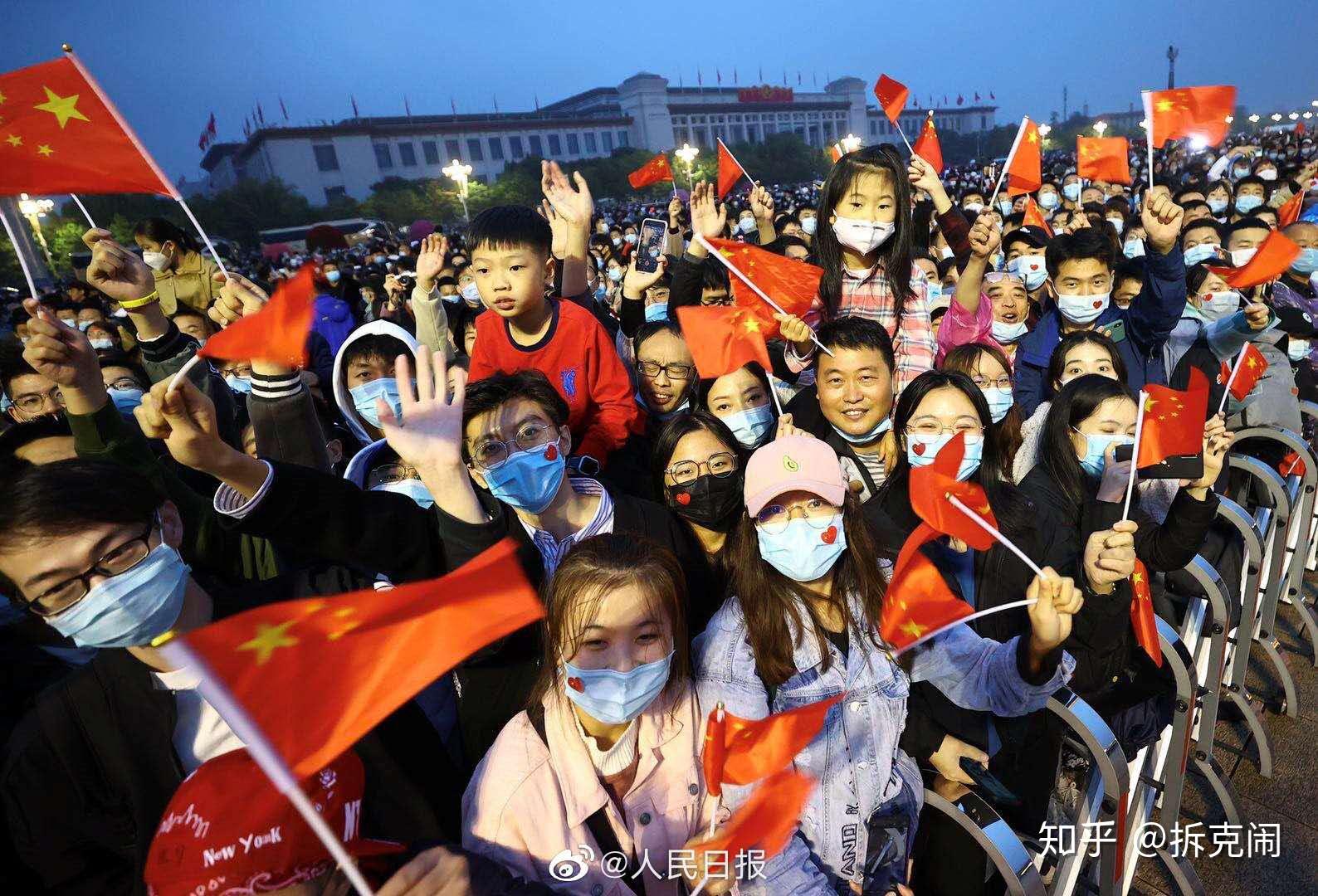 留学生沿路追随解放军齐喊中国万岁，时代的见证与力量的汇聚