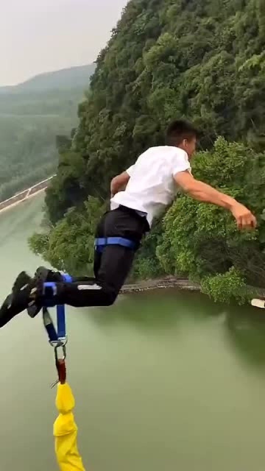 卧槽蹦极，挑战极限的刺激之旅