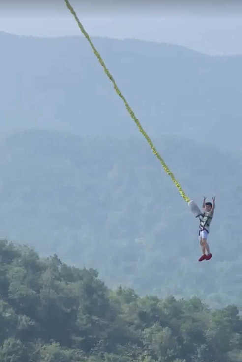 景区窝囊版蹦极爆火，一种全新的挑战与刺激体验