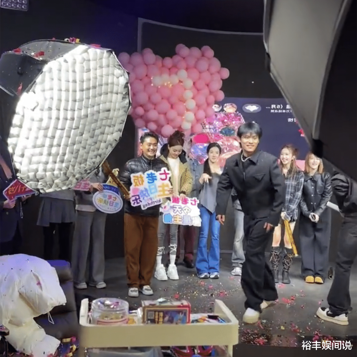 疯狂小杨哥现身王晶生日会，星光闪耀之夜