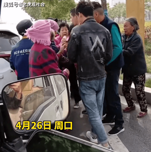 河南老人组团在路口拦婚车背后的故事