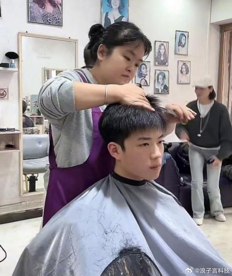 理发师晓华的困境，店面亏损的挑战与应对
