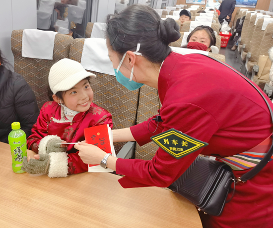 乘务员给小孩提供酒，职责与道德之间的思考