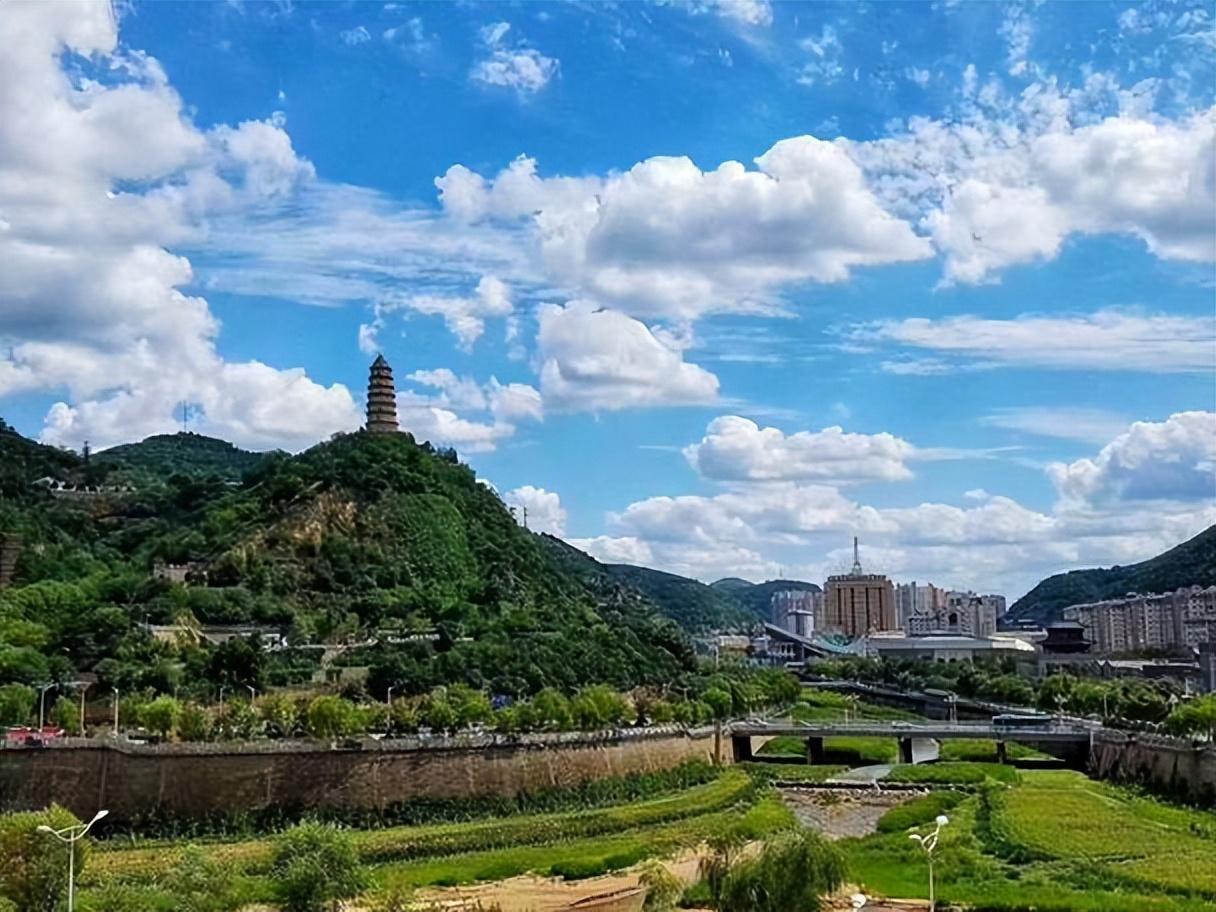 家长带孩子河边嬉戏，男子意外惊呼提醒