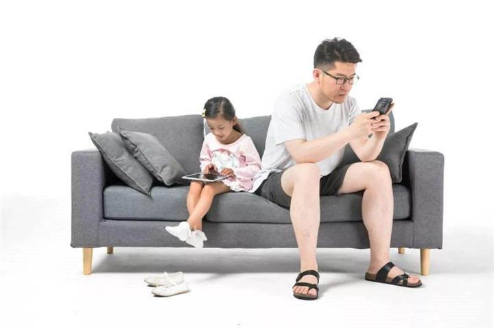摸黑刷手机患青光眼，警惕夜间手机使用带来的健康风险