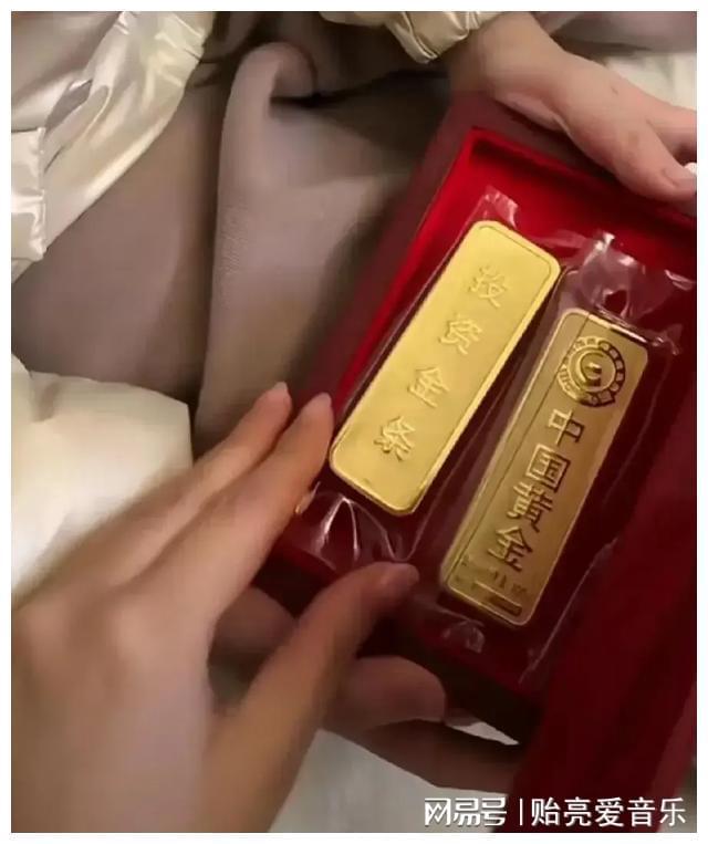 网友爆料，朋友在银行购得掺假金条，真相究竟如何？
