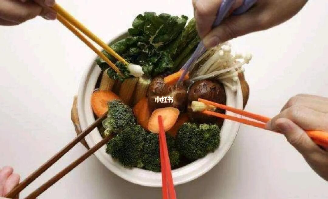 市监局回应女子公筷试吃咸菜后插回事件，公众应树立正确饮食文明观念