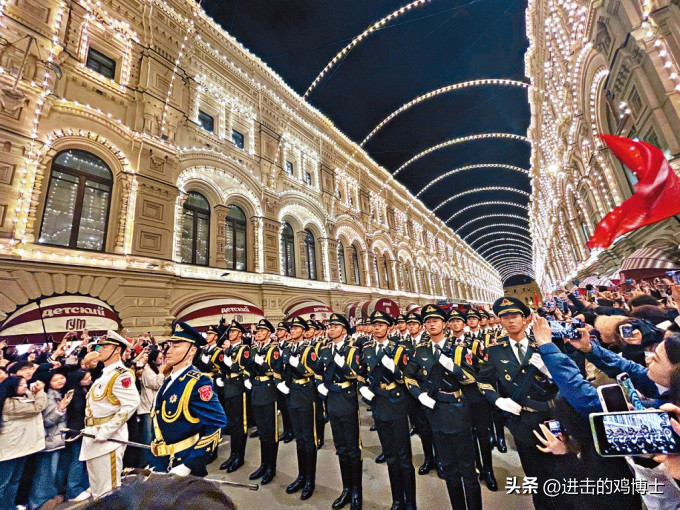 普京参加中国阅兵视频，中俄友谊的见证与军事合作的深化