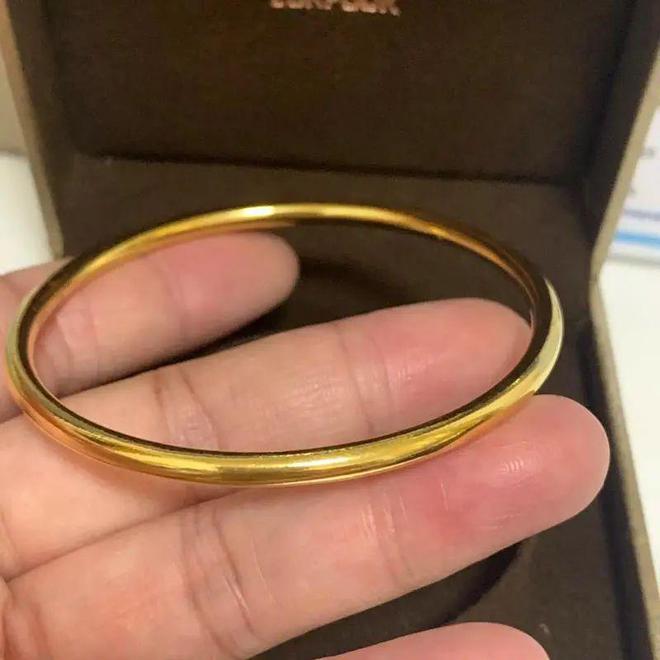 金手镯剪开竟流出液体轻了近2克，揭秘背后的神秘故事