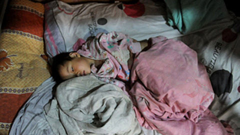 捂死婴儿的视频，社会警钟的紧急鸣响
