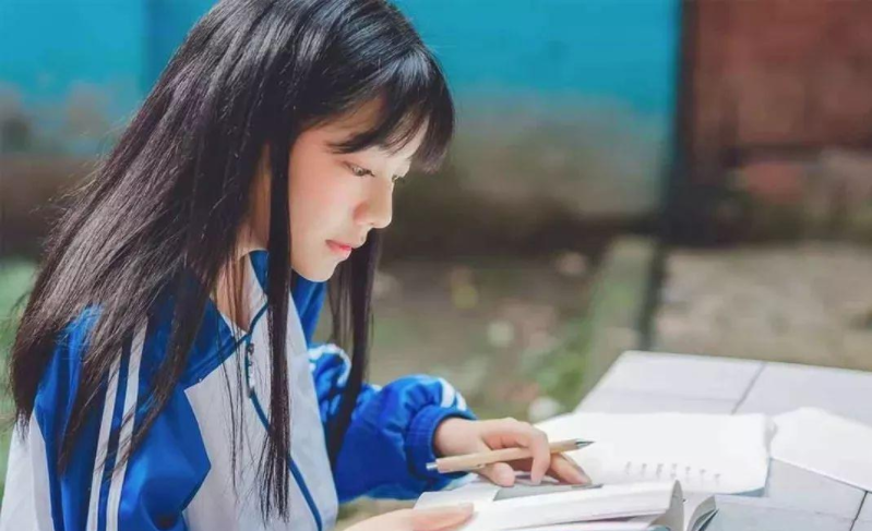 男子高考640分辅导女儿沉默60秒，教育背后的挑战与启示