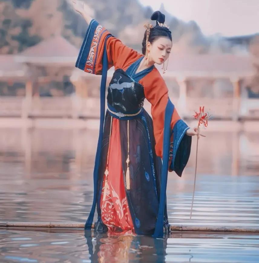 李斯丹妮与叶童共舞李羲承进行曲，跨越时空的舞台魅力