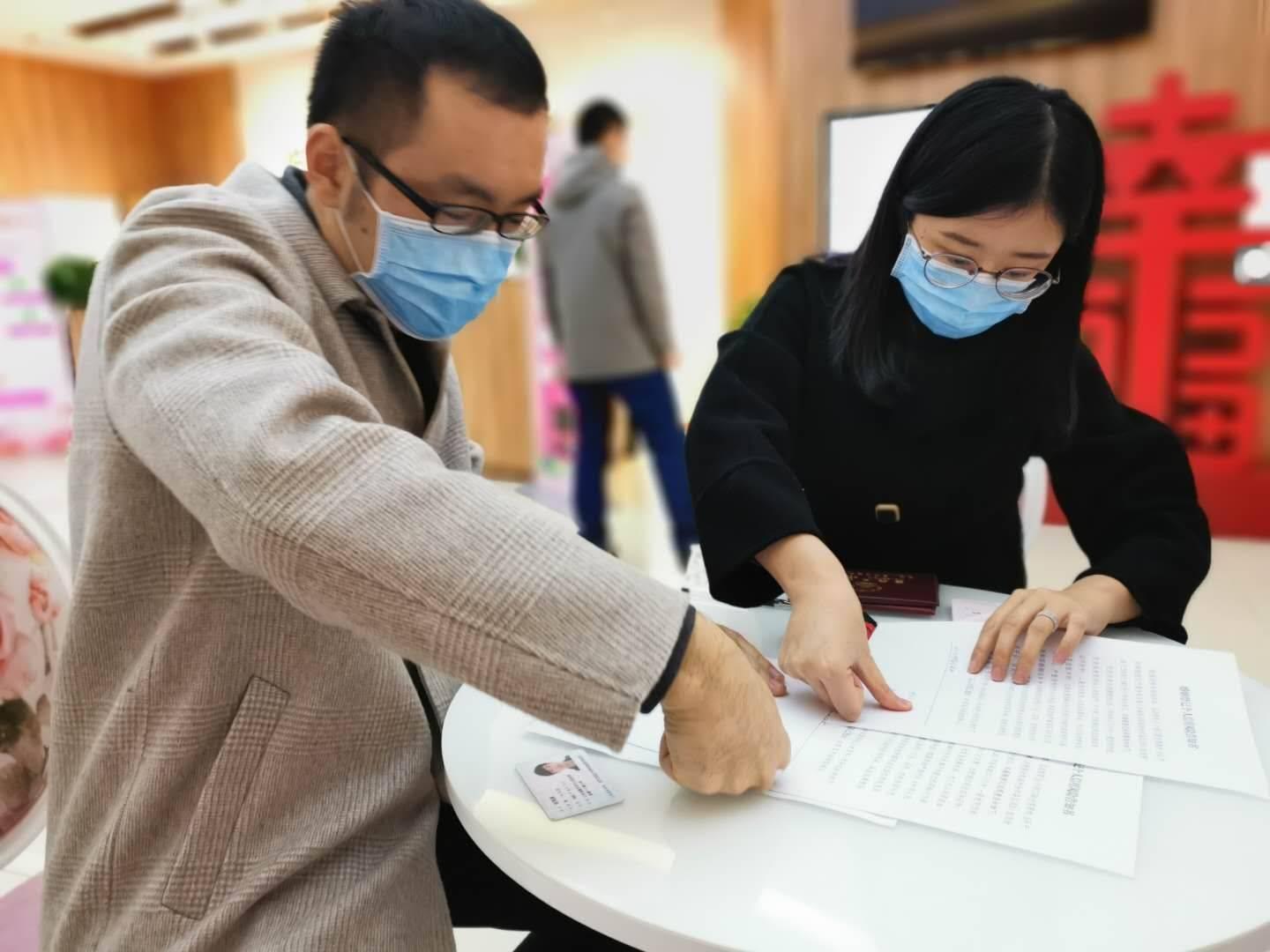 多地结婚登记预约火爆，一场爱的狂欢盛宴