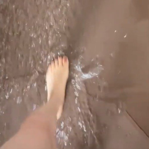 张馨予吃饭遭遇意外，水管炸裂引发关注热议