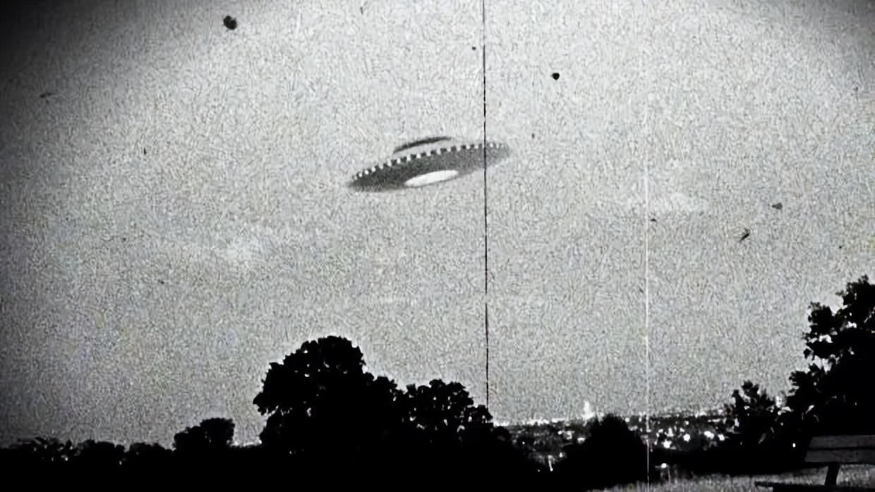美国疑出现可变形UFO盘旋15分钟，神秘事件引发全网热议