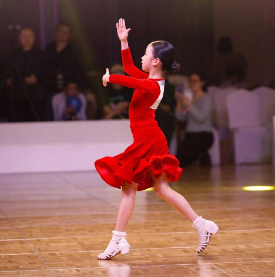 孙俪女儿拉丁舞英国夺冠，舞坛新星耀全球
