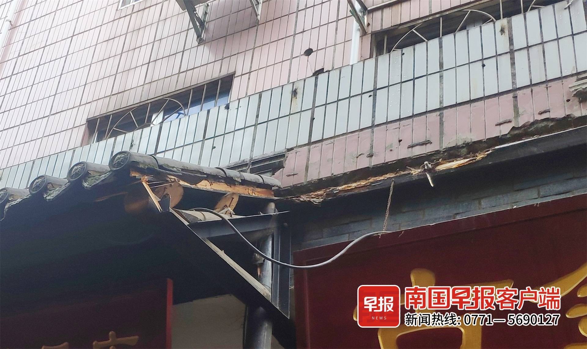 市场瓦檐坠落致3伤，事故背后的反思与启示