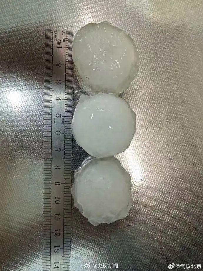 北京冰雹奇观，大如鸭蛋的冰雹席卷京城