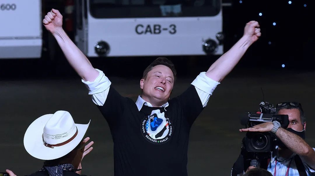 探秘马斯克跳舞视频的背景曲目