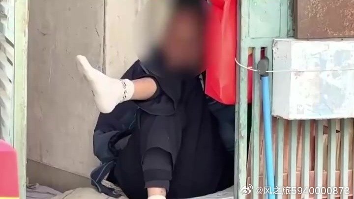 老人被拒门外睡楼道，社会的痛点与呼唤关爱