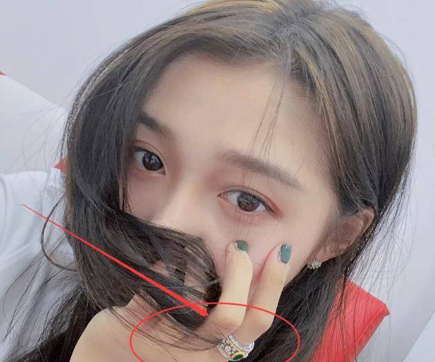 关晓彤现身秀出无名指戒指，闪耀的瞬间，爱的见证