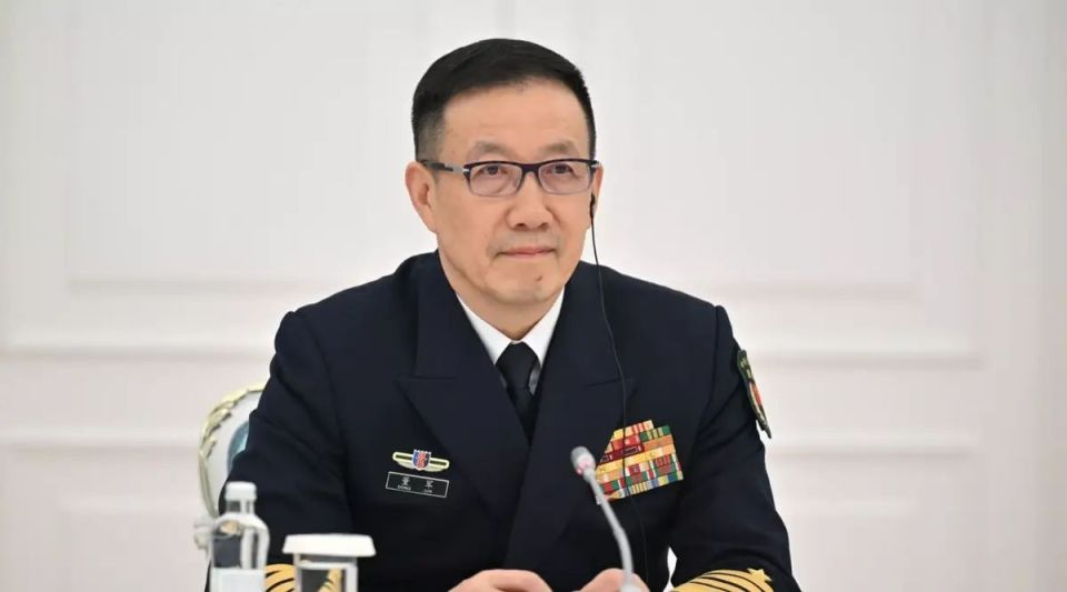 网友在德国拍到中国防长董军，国际交流与军事力量的展现