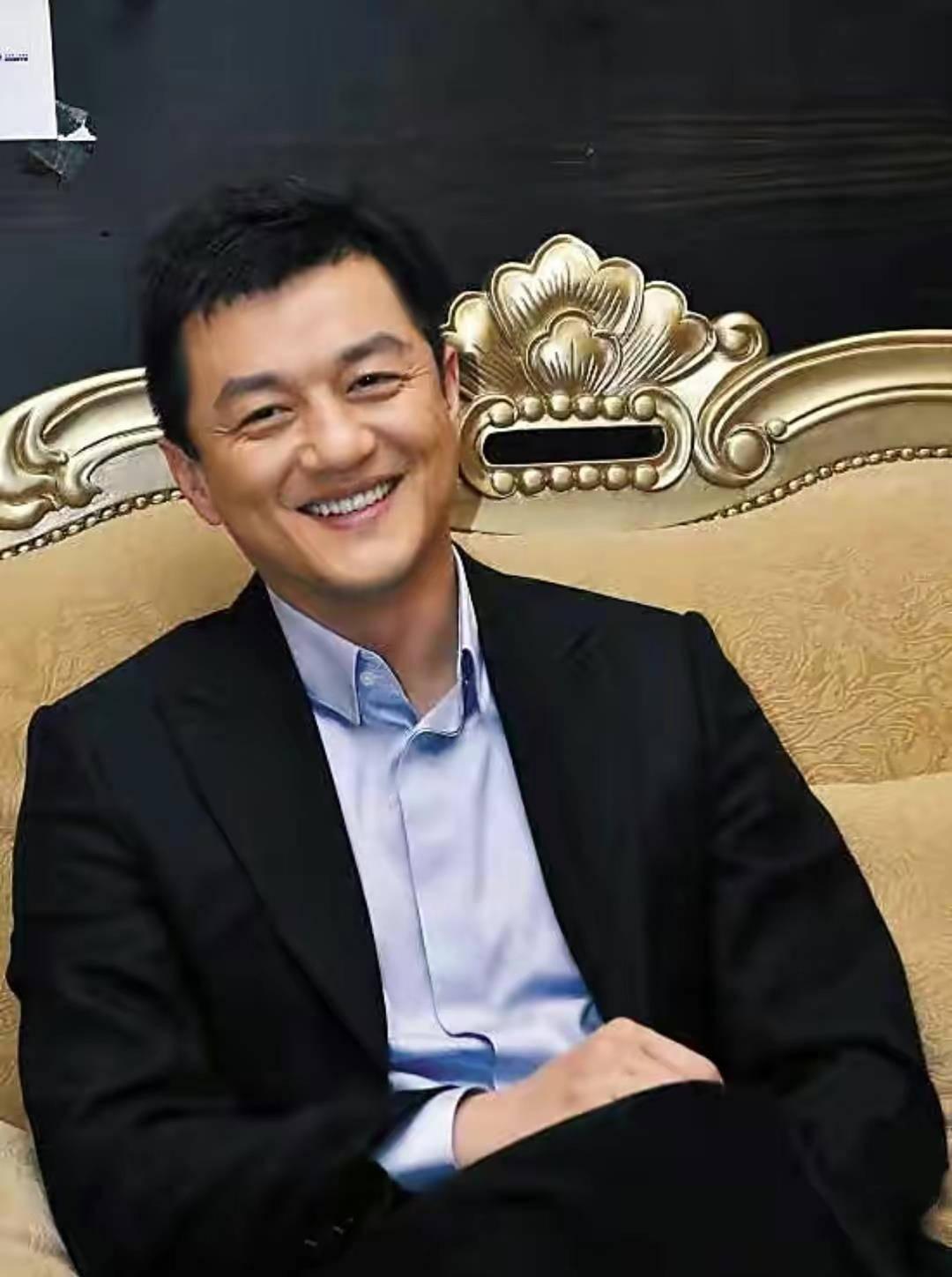 李亚鹏妻子称经济不好要换小房子，现实挑战与家庭抉择