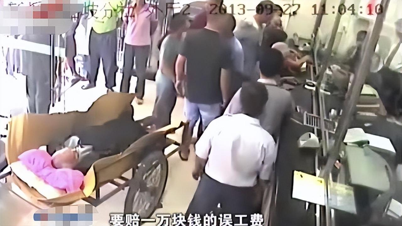 评论员谈病重老人在银行取钱时去世，深思与启示